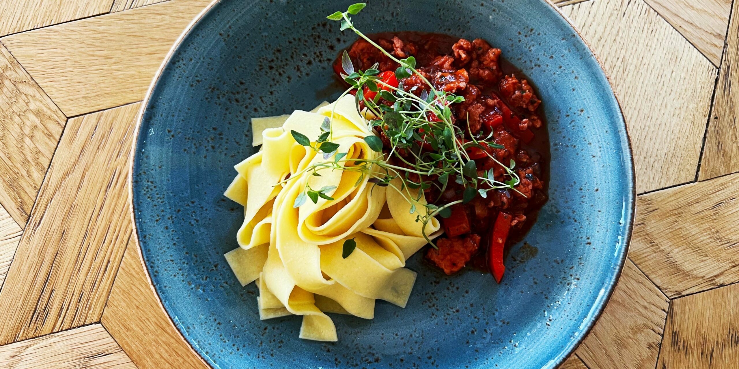 Jaguarkocken_recept_salsicciapasta_0288-tonad_webb-scaled-2560×1280