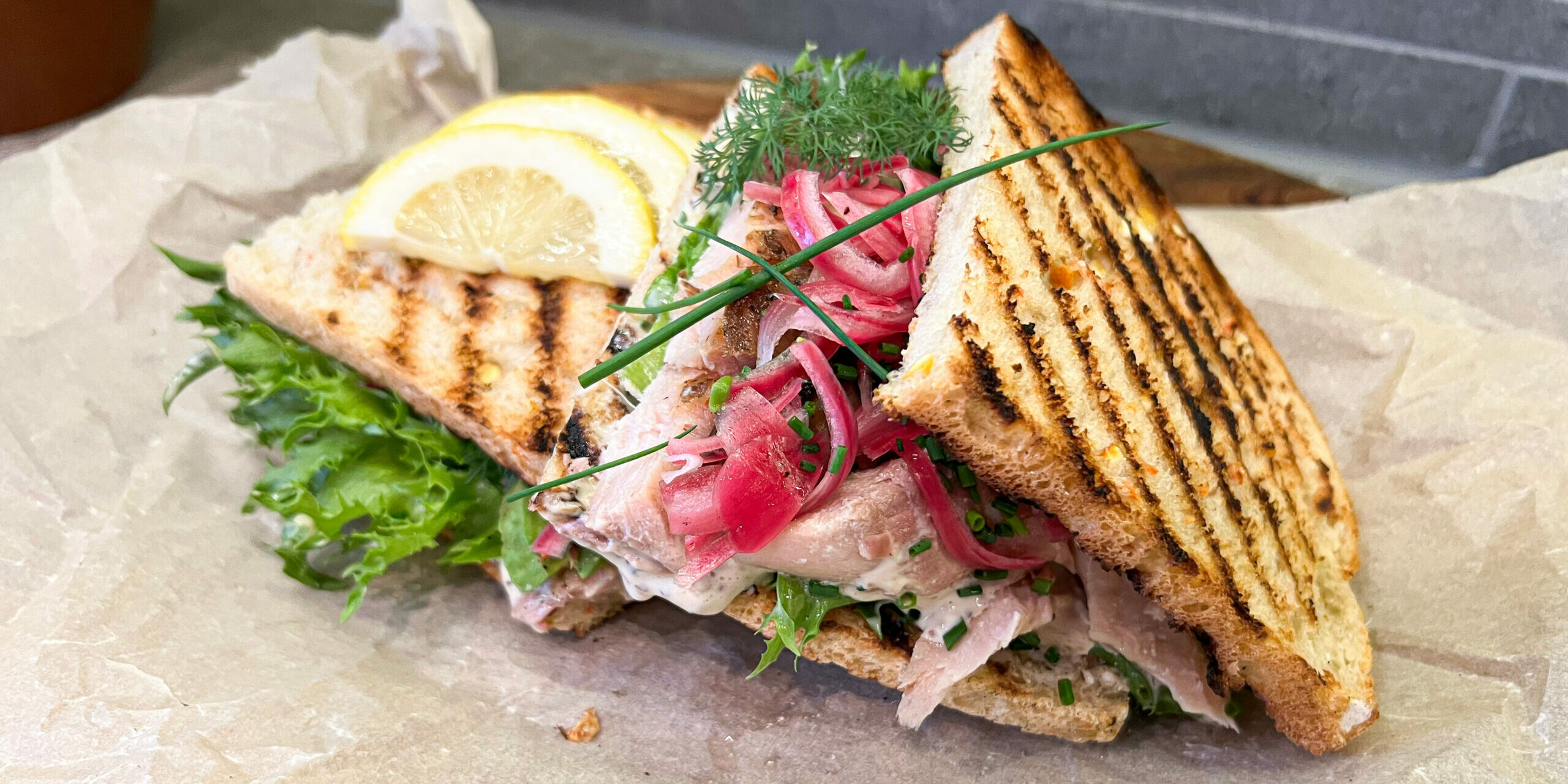 1_Jaguarkocken-roding_IMG_0927_tonad_webb-scaled-2560×1280 Bild på smörgåsar